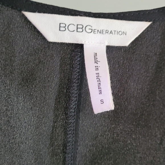 BCBGeneration Black Sleeveless Deep Vneck Top Small - Picture 2 of 4
